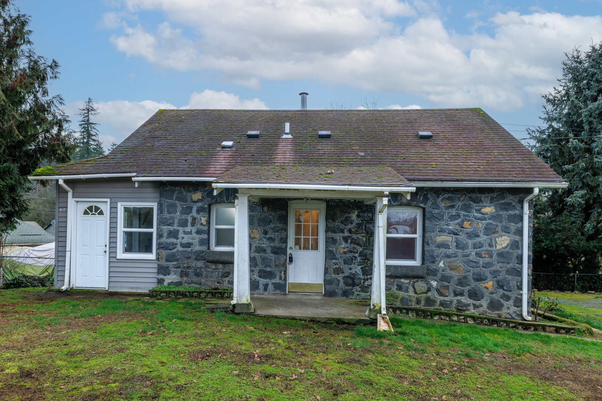 Off Market! Adorable stone cottage in the heart of ST Helens, OR (Columbia County)